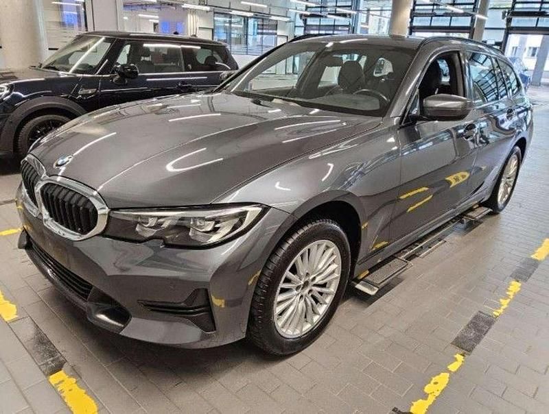 Mineralgrau Gebraucht 2022 BMW 320 Sport Line Kombi | 24.497 € (Superpreis) - Bild 1/4