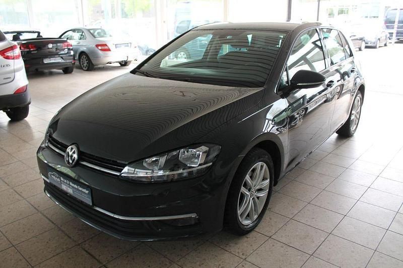 Grau Gebraucht 2017 VW Golf VII Comfortline Limousine | 11.790 € (Fairer Preis) - Bild 1/4