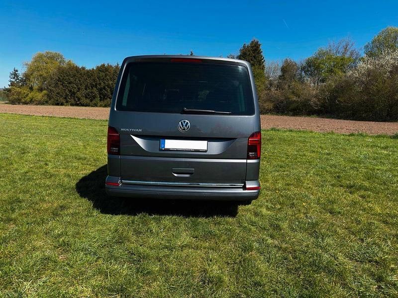 Używany VW Multivan Generation Six 150 KM (110 kW) 2022 Szary Minivan