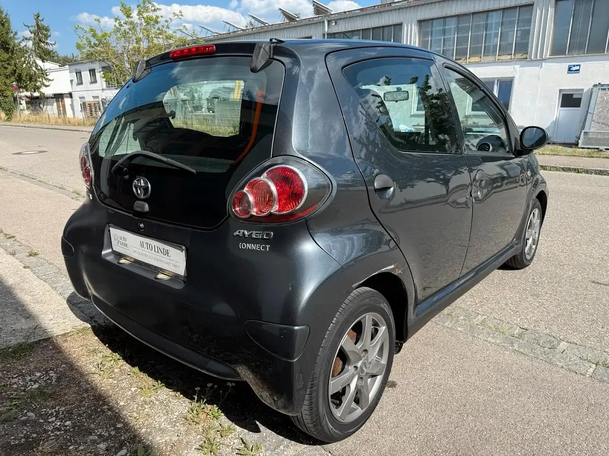 Gebraucht Toyota Aygo 68 PS (50 kW) 2011 Grau Kleinwagen