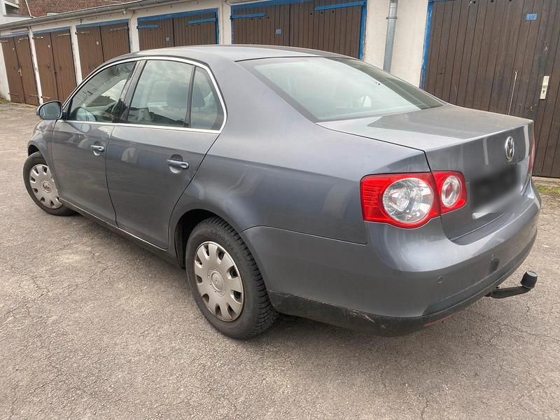 Gebraucht VW Jetta 105 PS (77 kW) 2005 Grau Limousine