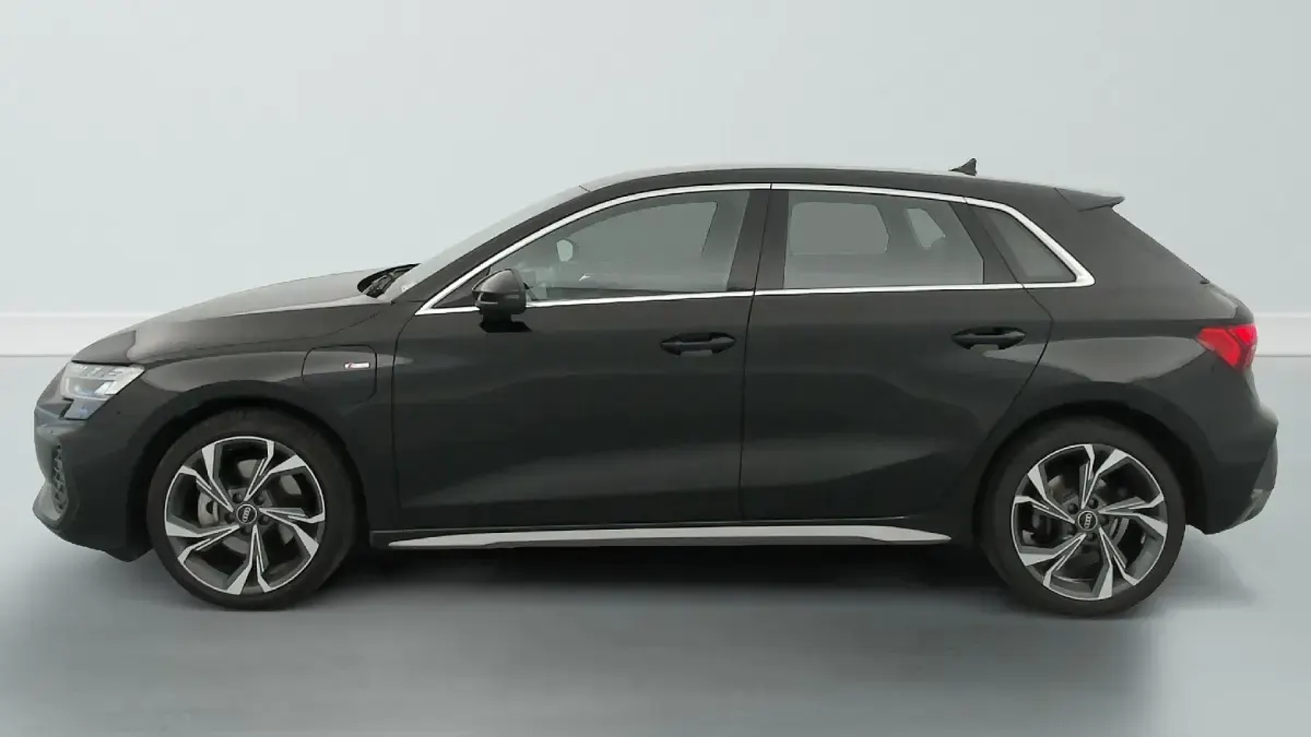 Gebraucht Audi A3 S-Line 150 PS (110 kW) 2025 Schwarz (noir mythe) Limousine