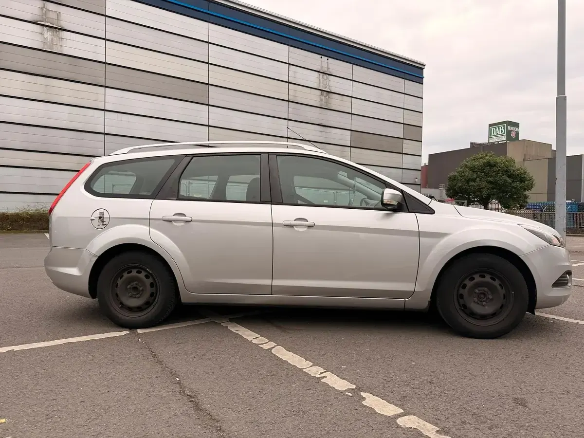 Gebraucht Ford Focus 109 PS (80 kW) 2010 Silber Kombi