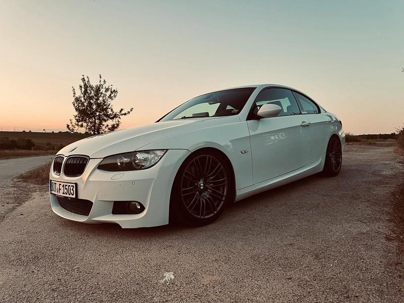 Weiß Gebraucht 2007 BMW 325 M Sport Coupé | 8.700 € (Fairer Preis) - Bild 1/4