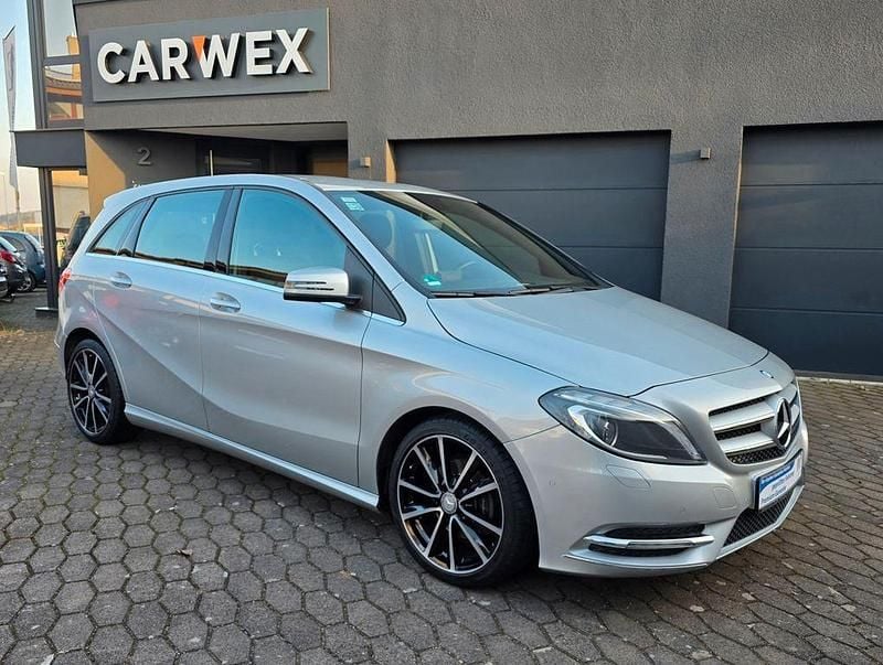 Gebraucht Mercedes B200 156 PS (114 kW) 2014 Silber Van / Kleinbus