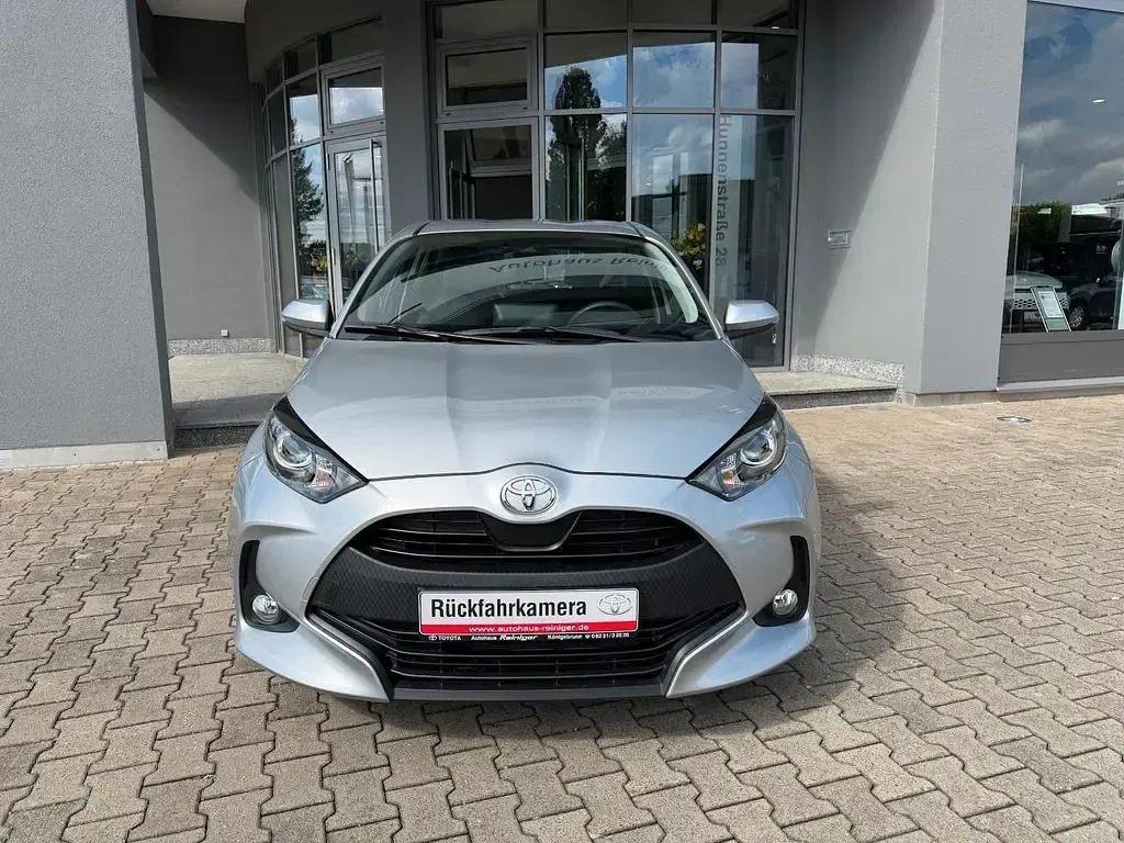 Gebraucht Toyota Yaris Comfort 125 PS (91 kW) 2023 Silber metallic Kleinwagen