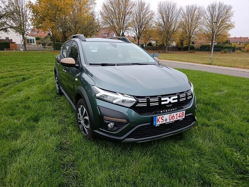 Grün Gebraucht 2024 Dacia Sandero Extreme Limousine | 16.399 € (Fairer Preis) - Bild 1/4