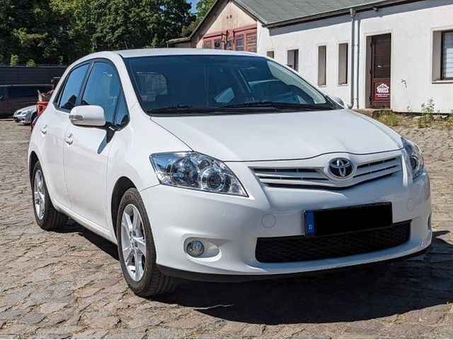 Gebraucht Toyota Auris Basis 99 PS (72 kW) 2012 Weiß Limousine