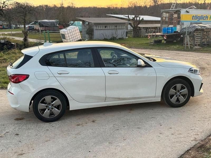 Gebraucht BMW 118 Advantage 136 PS (100 kW) 2021 Weiß Kleinwagen