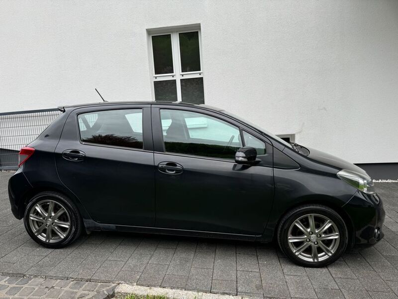 Schwarz Gebraucht 2011 Toyota Yaris Cool Limousine | 4.200 € (Etwas zu teuer) - Bild 1/4