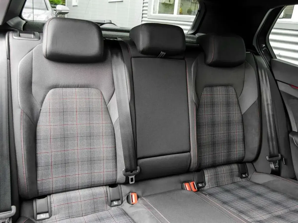 Neu VW Golf VIII GTI 265 PS (194 kW) 2026 Delfingrau metallic Limousine