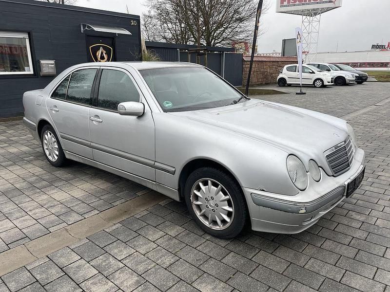 Gebraucht Mercedes E200 Elegance 136 PS (100 kW) 1999 Silber Limousine