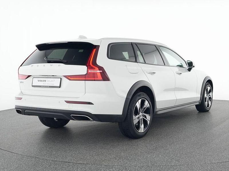 Gebraucht Volvo V60 CC Pro 197 PS (144 kW) 2022 Weiß Kombi