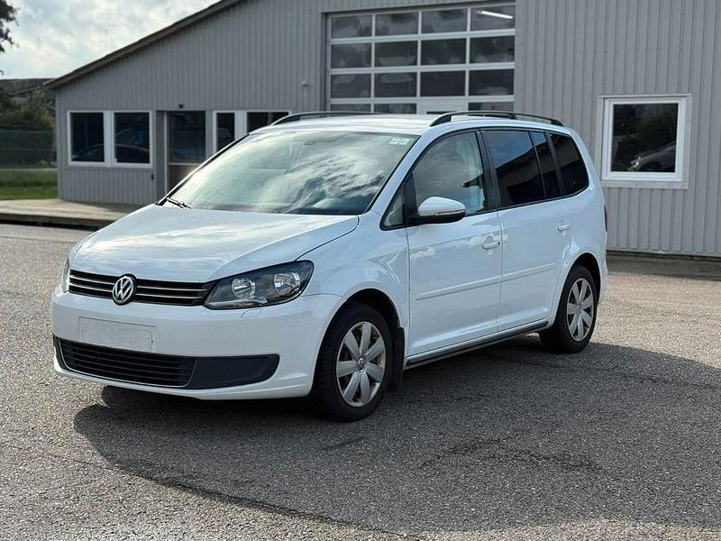 Weiß Gebraucht 2014 VW Touran Comfortline Van / Kleinbus | 3.995 € (Etwas zu teuer) - Bild 1/4