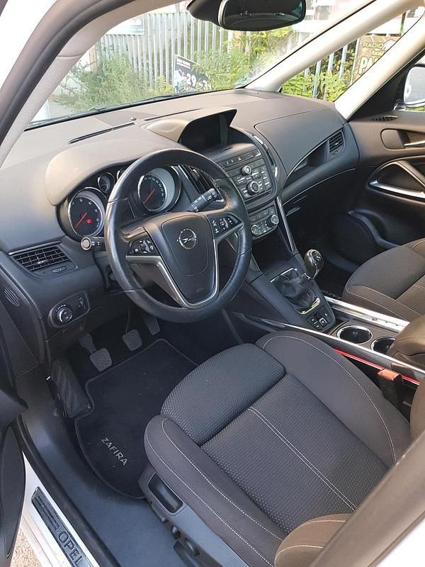 Weiß Gebraucht 2014 Opel Zafira Tourer Van / Kleinbus | 8.200 € - Bild 1/4