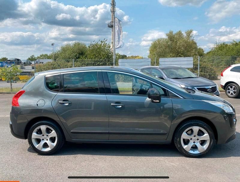 Grau Gebraucht 2009 Peugeot 3008 Van / Kleinbus | 3.200 € (Guter Preis) - Bild 1/4
