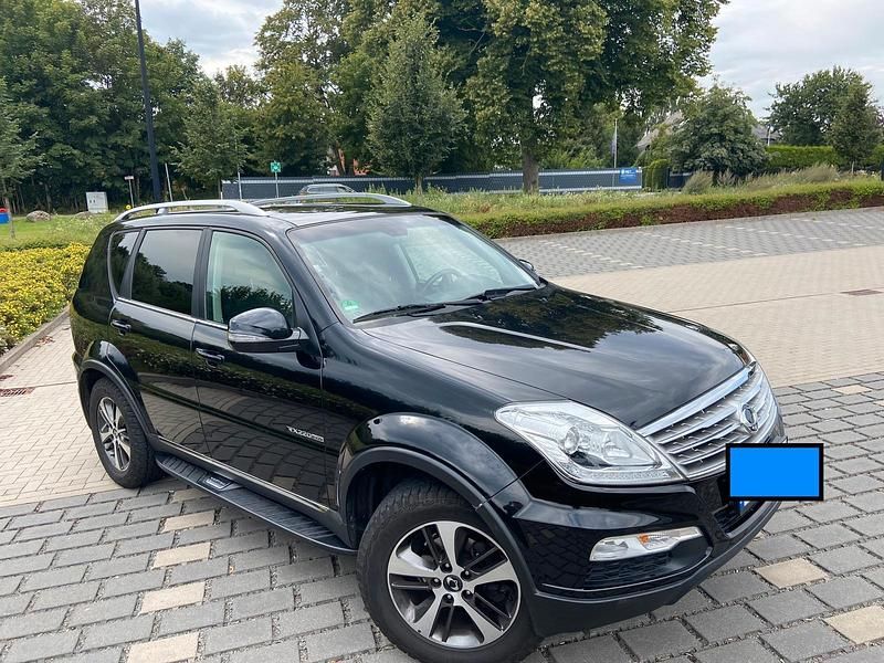 Schwarz Gebraucht 2016 Ssangyong Rexton Sapphire SUV | 13.800 € - Bild 1/4