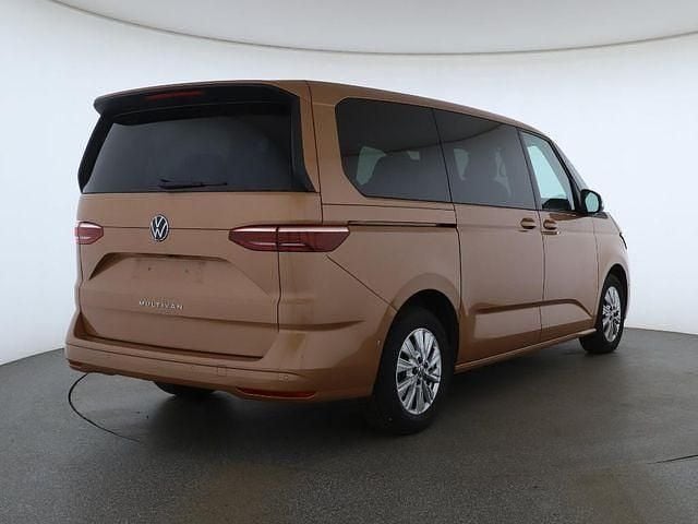 Second-hand VW Multivan Life 150 CP (110 kW) 2024 Albastru Monovolum