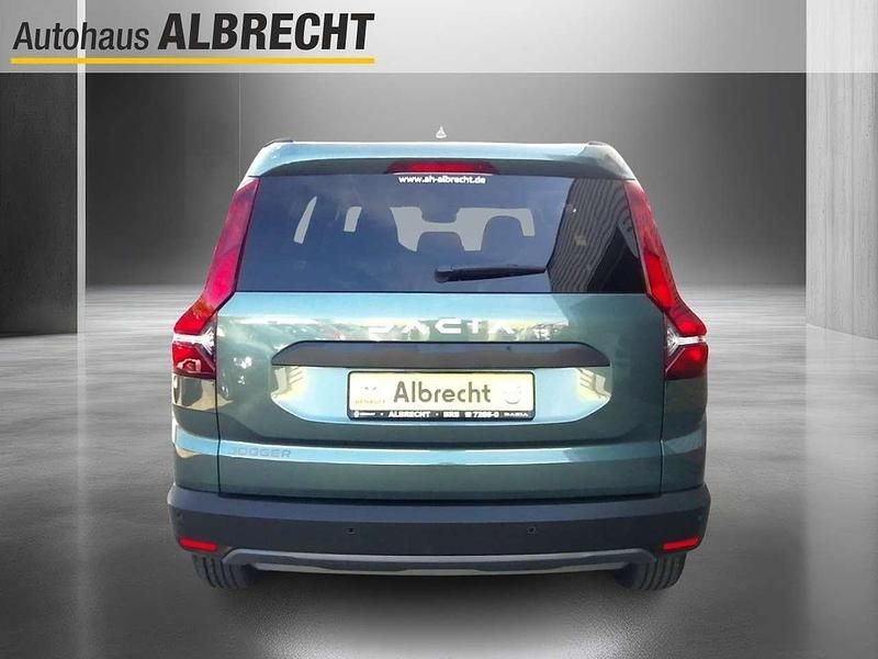 Neu Dacia Jogger Expression 110 PS (80 kW) 2025 Zedergrün Van / Kleinbus