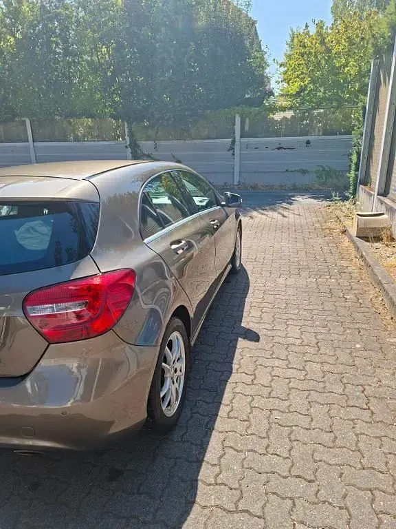 Gebraucht Mercedes A180 Urban 122 PS (89 kW) 2013 Braun Kleinwagen