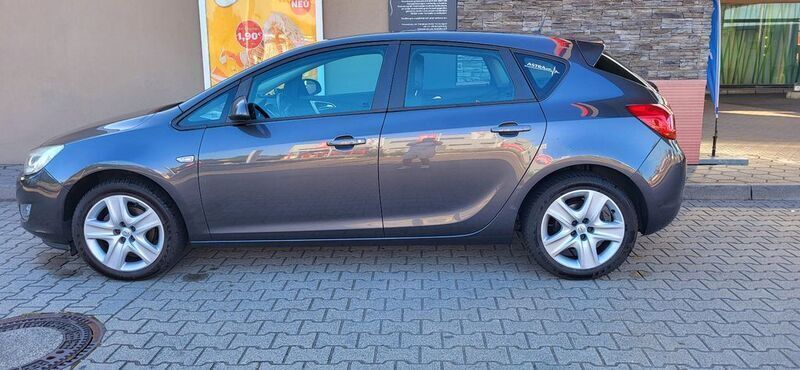 Grau Gebraucht 2012 Opel Astra Edition Limousine | 6.000 € (Fairer Preis) - Bild 1/4