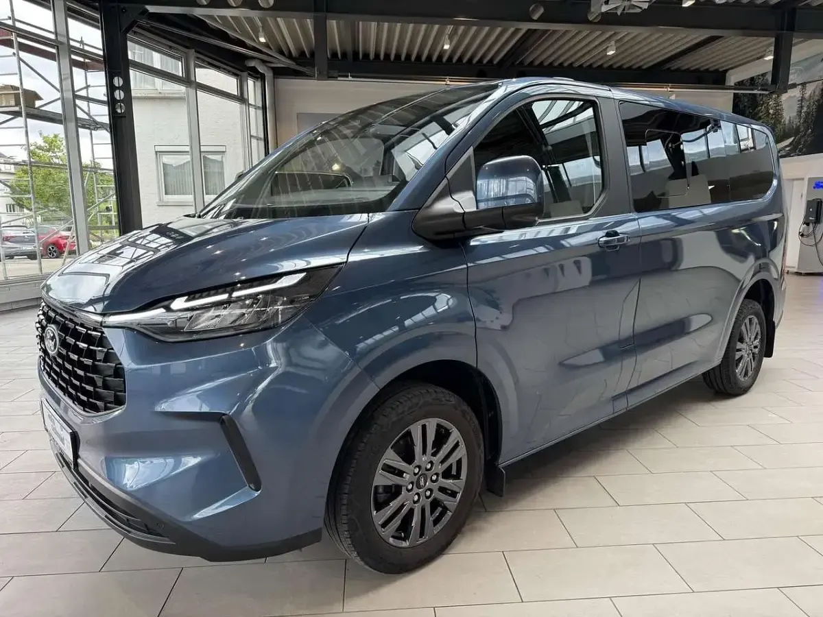 Gebraucht Ford Tourneo Custom Trend 136 PS (100 kW) 2024 Chromablau Van