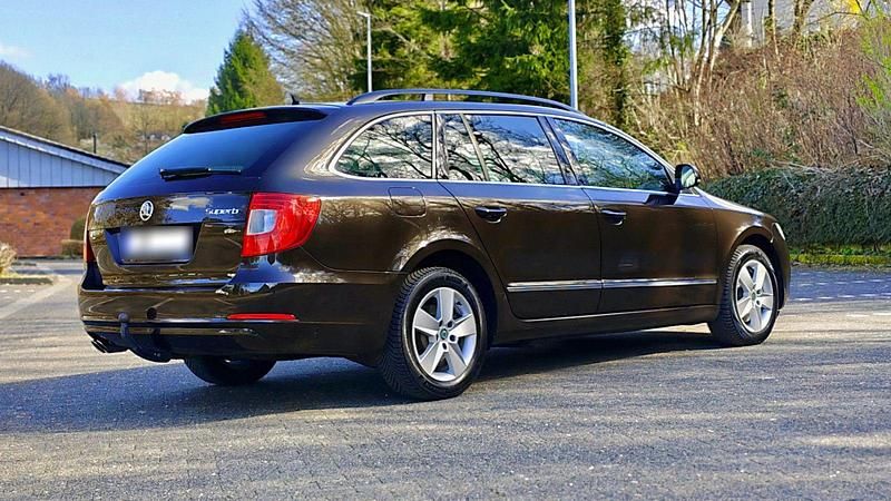 Gebraucht Skoda Superb Elegance 170 PS (125 kW) 2012 Braun Kombi