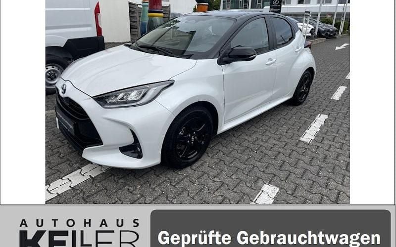 Weiß Gebraucht 2024 Toyota Yaris Hybrid Limousine | 24.980 € (Fairer Preis) - Bild 1/4