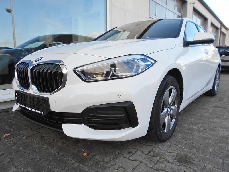 Weiß Gebraucht 2021 BMW 118 Kleinwagen | 15.999 € (Guter Preis) - Bild 1/4