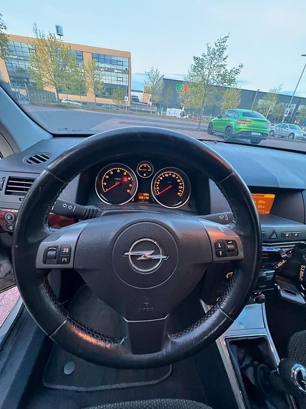 Second-hand Opel Astra 2005 Argintiu Coupe