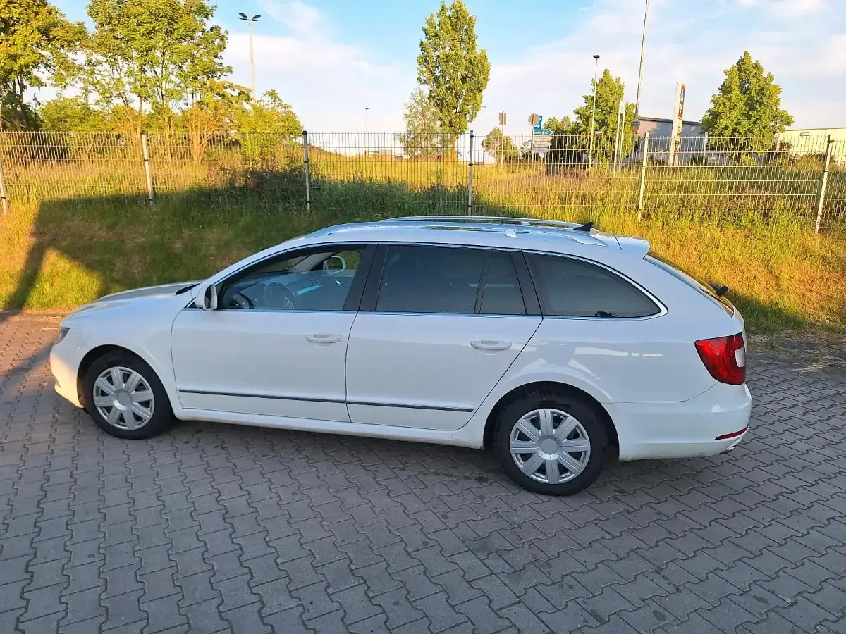 Używany Skoda Superb 140 KM (102 kW) 2011 Biały Kombi