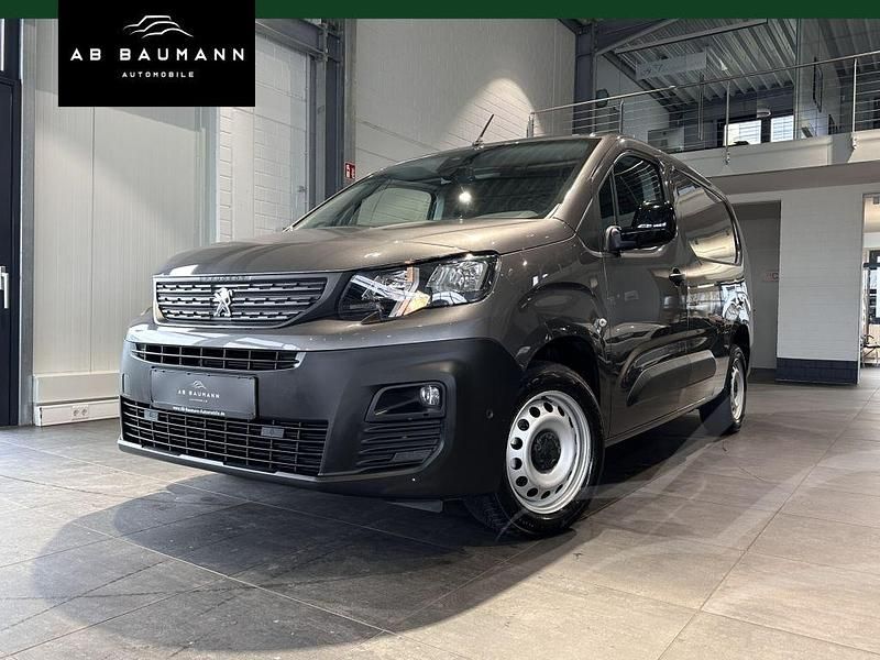 Grau Gebraucht 2022 Peugeot Partner Premium Van | 19.990 € (Etwas zu teuer) - Bild 1/3