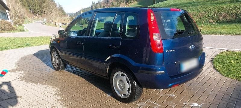 Second-hand Ford Fusion 101 CP (74 kW) 2003 Albastru Hatchback