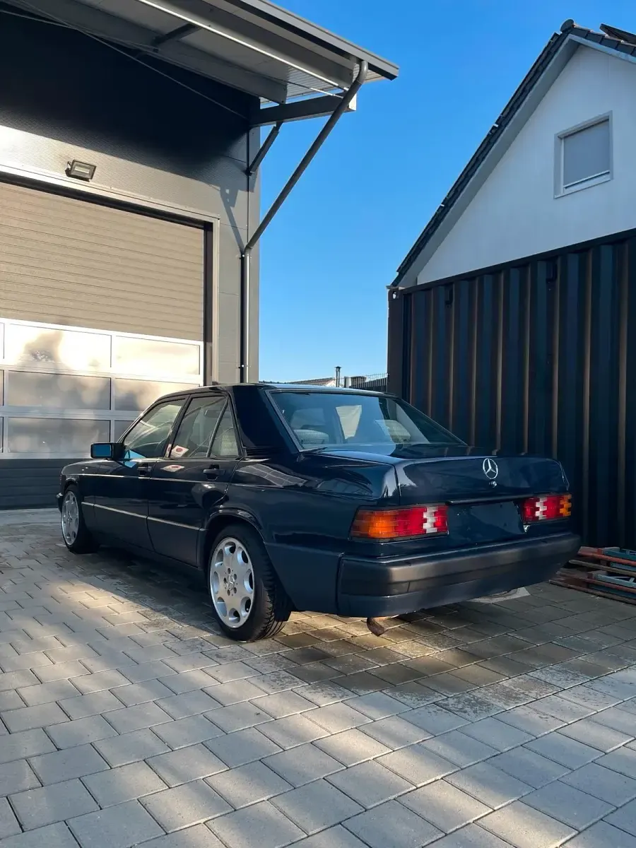 Gebraucht Mercedes 190 118 PS (86 kW) 1990 Blau Limousine