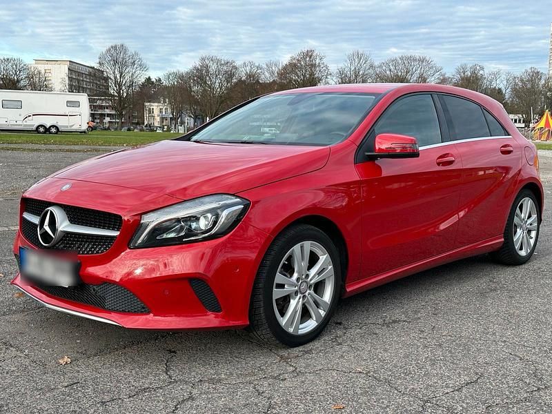 Gebraucht Mercedes A200 136 PS (100 kW) 2016 Rot Limousine