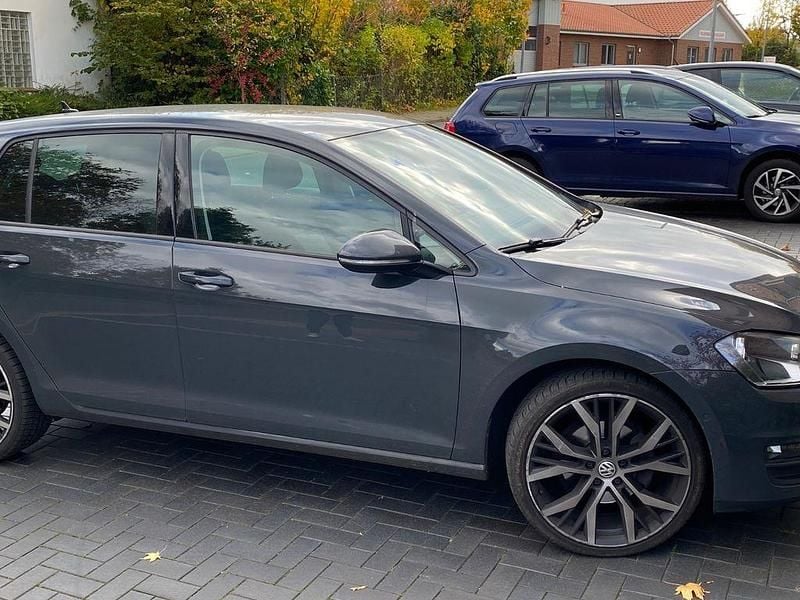 Grau Gebraucht 2014 VW Golf VII Trendline Limousine | 7.999 € (Fairer Preis) - Bild 1/3