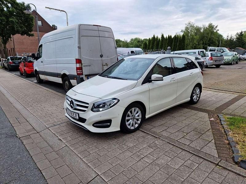 Calcitweiss unilack Gebraucht 2017 Mercedes B180 Van / Kleinbus | 8.990 € (Fairer Preis) - Bild 1/4