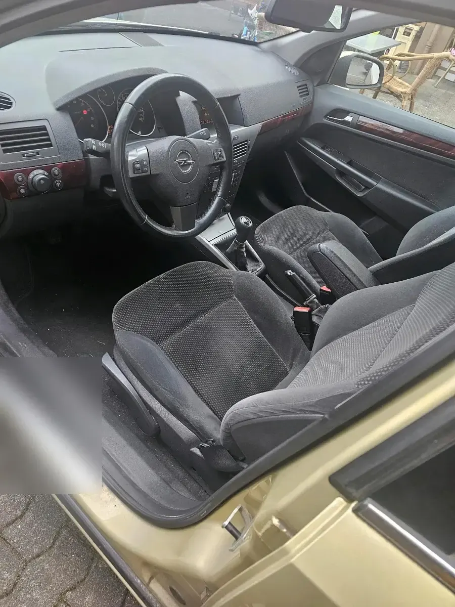 Brugt Opel Astra 101 HK (74 kW) 2004 Guld Sedan