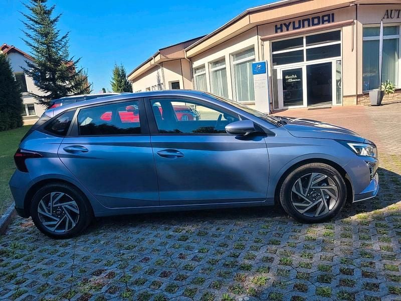 Blau Gebraucht 2024 Hyundai i20 Trend Kleinwagen | 17.290 € (Guter Preis) - Bild 1/4