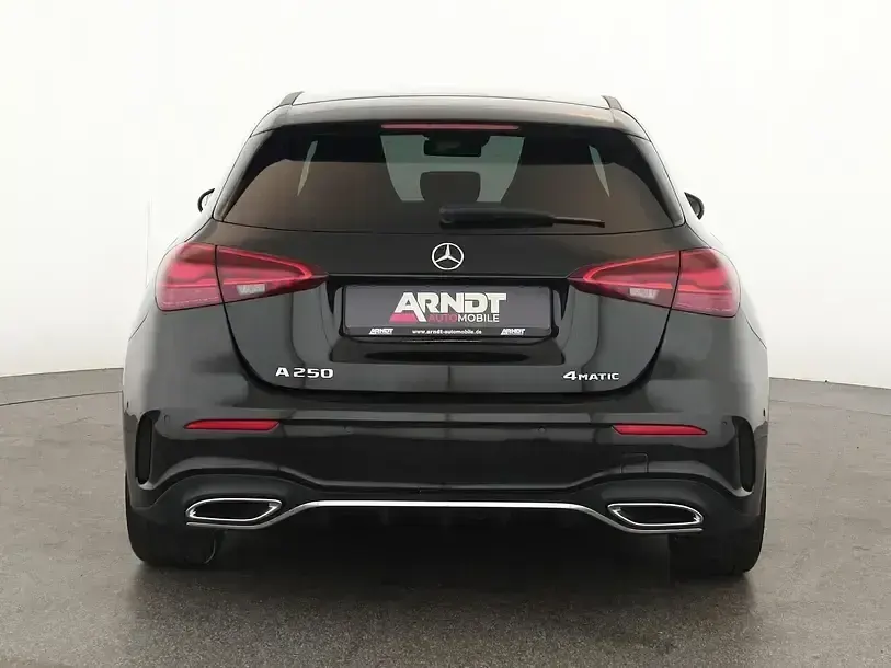 Gebraucht Mercedes A250 Premium 238 PS (175 kW) 2024 Kosmosschwarz Limousine