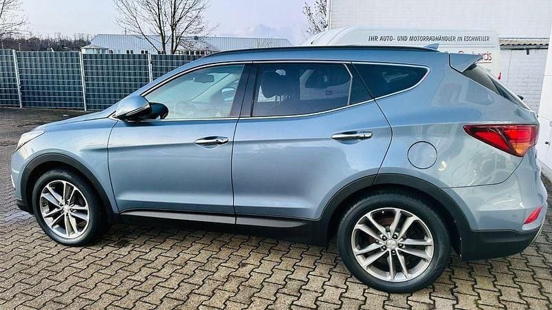 Blau Gebraucht 2016 Hyundai Santa Fe Premium SUV | 19.900 € (Etwas zu teuer) - Bild 1/4