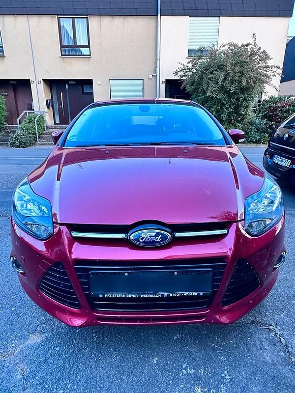 Rot Gebraucht 2012 Ford Focus Kombi | 5.300 € (Fairer Preis) - Bild 1/4