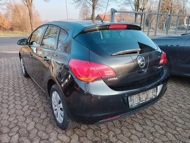 Gebraucht Opel Astra 101 PS (74 kW) 2012 Schwarz Limousine