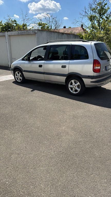 Silber Gebraucht 2002 Opel Zafira Executive Van / Kleinbus | 1.200 € (Superpreis) - Bild 1/4