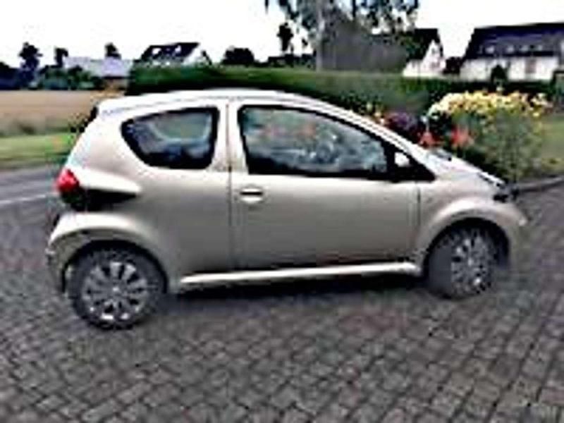 Beige Gebraucht 2007 Toyota Aygo Kleinwagen | 3.499 € (Etwas zu teuer) - Bild 1/4