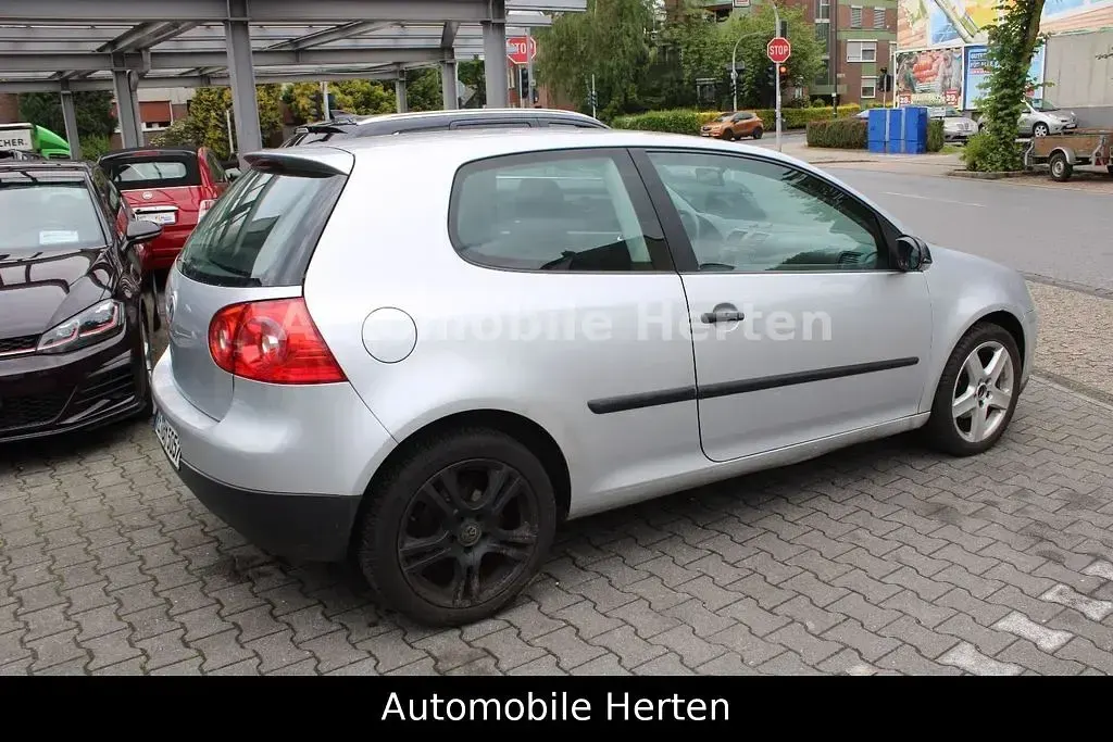 Second-hand VW Golf IV Trendline 102 CP (75 kW) 2004 Argintiu Berlinǎ
