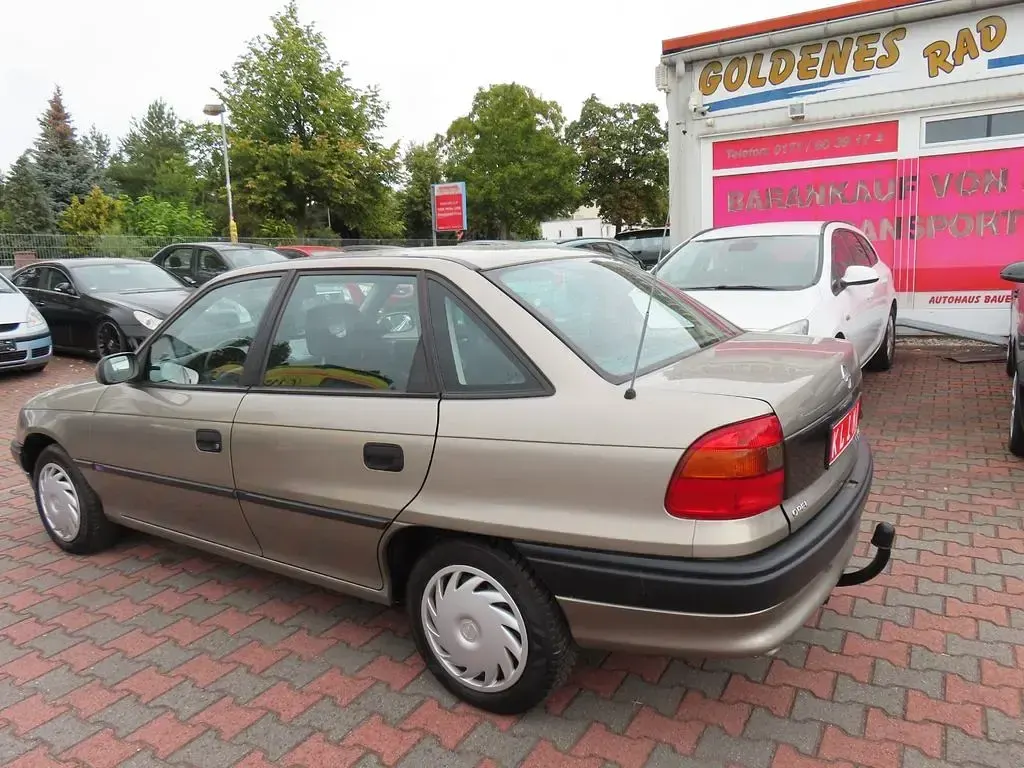 Gebraucht Opel Astra 75 PS (55 kW) 1996 Grau Limousine