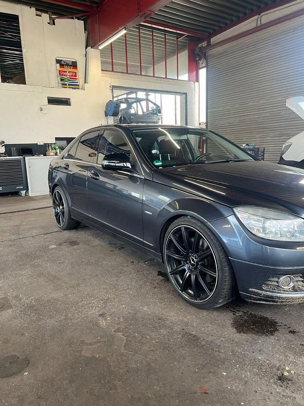 Grau Gebraucht 2011 Mercedes C350 Limousine | 8.500 € (Superpreis) - Bild 1/4