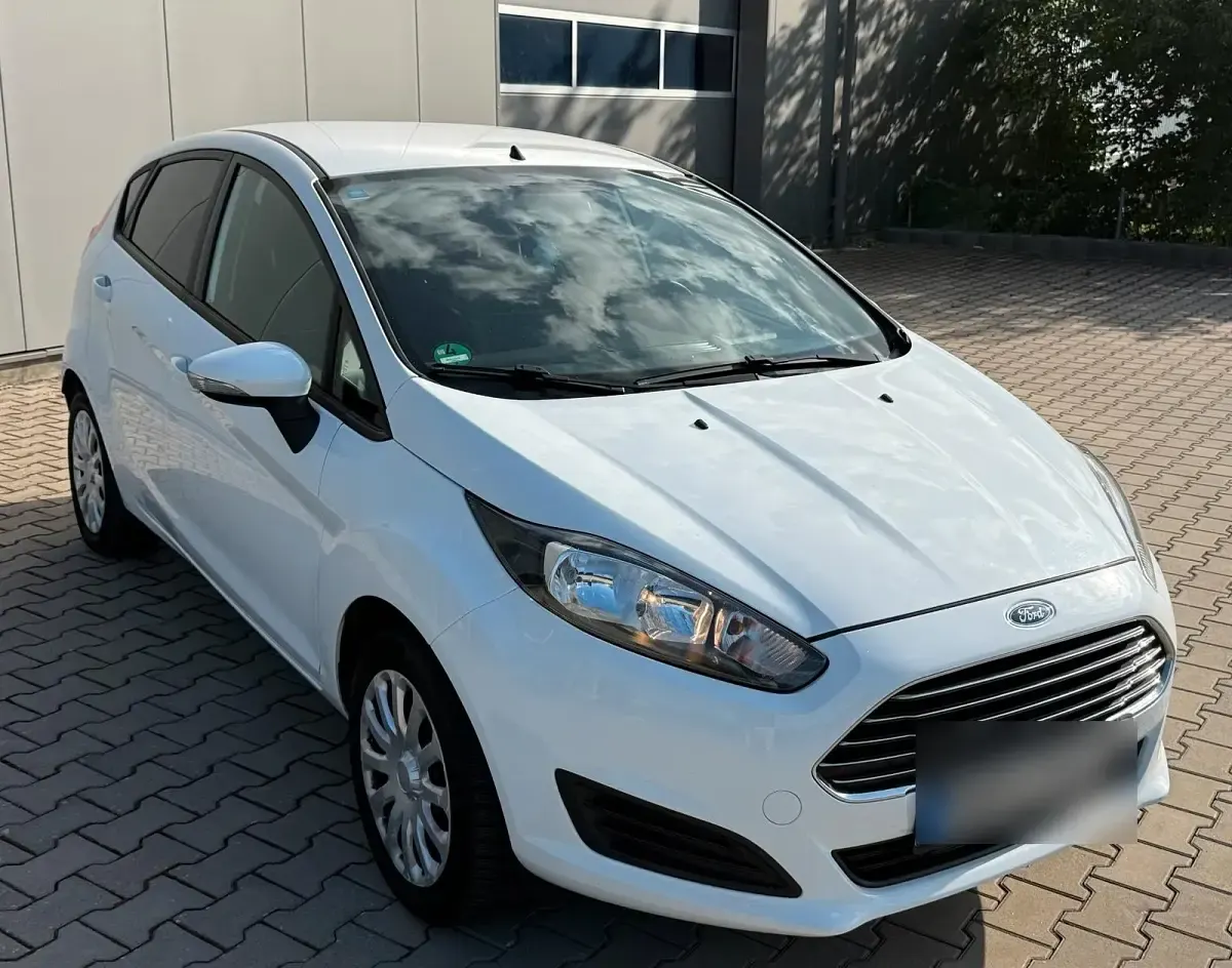 Gebraucht Ford Fiesta 80 PS (58 kW) 2013 Weiß Kleinwagen