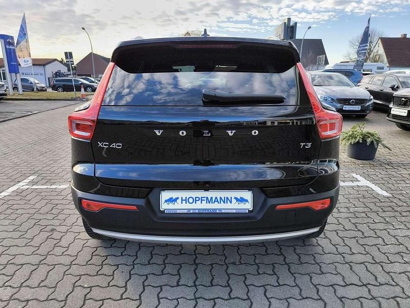 Gebraucht Volvo XC40 Momentum 163 PS (119 kW) 2021 Onyx black / metallic SUV
